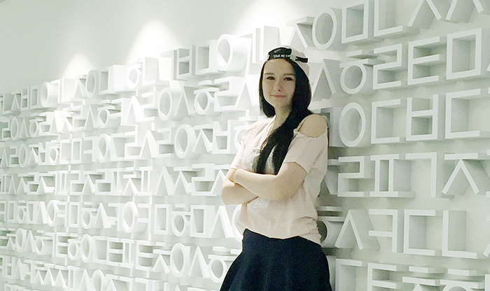 한국을 찾은 독일 신인가수 제이미 리 크리비츠가‘케이 스타일 허브(K-Style Hub)’에서 포즈를 취하고 있다. 그녀는 지난해 독일 오디션 프로그램 우승자이자 케이팝 팬으로 잘 알려져 있다.