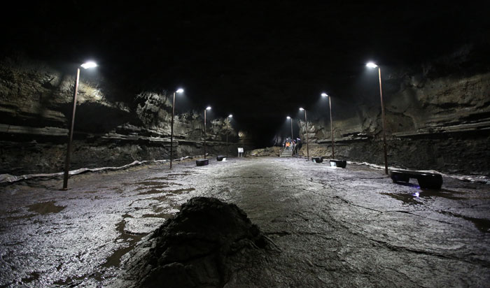 만장굴은 총 길이 7,416m, 최대 폭 23m, 최대 높이 30m에 달하며 제주도의 용암동굴을 대표한다. 사진은 만장굴 탐방로 내부 모습. 