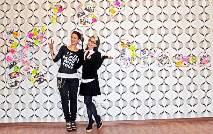 좋아하는 K-POP 스타들의 사진을 배경으로 사진을 찍은 사진부문 1등 수상작. 