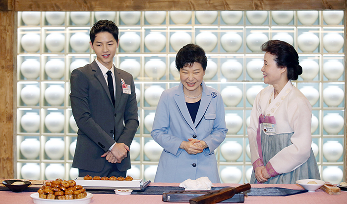 박근혜 대통령이 11일 ‘K-스타일 허브 한식문화관’ 개관식에 참석해 배우 송중기와 함께 약과를 만들어 보는 체험을 한 뒤, 윤숙자 한식재단 이사장과 이야기를 나누고 있다.