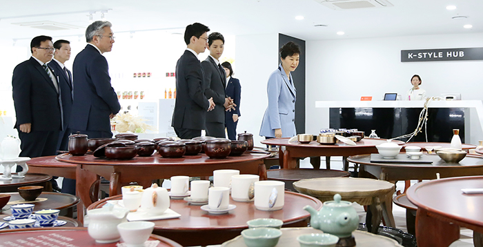 박근혜 대통령이 11일 일 ‘K-스타일 허브 한식문화관’ 개관식에 참석해 전시관을 둘러보고 있다.