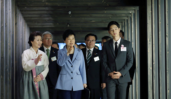 박근혜 대통령(가운데)이 11일 ‘K-스타일 허브 한식문화관’ 개관식에 참석해 전시관을 둘러보며 윤숙자 한식재단 이사장과 이야기를 나누고 있다. 사진 왼쪽에서부터 윤숙자 이사장, 김종덕 문화체육관광부 장관, 박근혜 대통령, 이동필 농림축산식품부 장관, 배우 송중기.