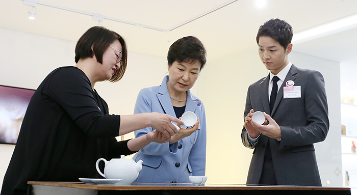 박근혜 대통령이 11일 일 ‘K-스타일 허브 한식문화관’ 개관식에서 차(茶) 온도에 따라 시작정보를 전달하는 ICT 기술 접목 티테이블에 대해 김혜영 문화창조아카데미 크리에이터로부터 설명을 듣고 있다.