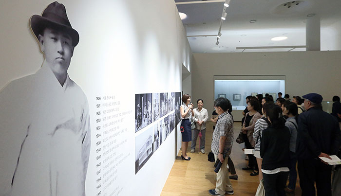전형필 선생(1906-1962)은 ‘문화재는 한 나라의 주체성과 정신적 가치를 대변한다’고 믿고 일제 강점기에 일본으로 유출되는 한국 문화재를 지켰으며 1938년 보화각(現 간송미술관)을 지었다. 사진은 ‘간송문화전’ 2부 전시에서 간송 전형필에 대한 설명을 경청하는 관람객들. (사진: 전한)