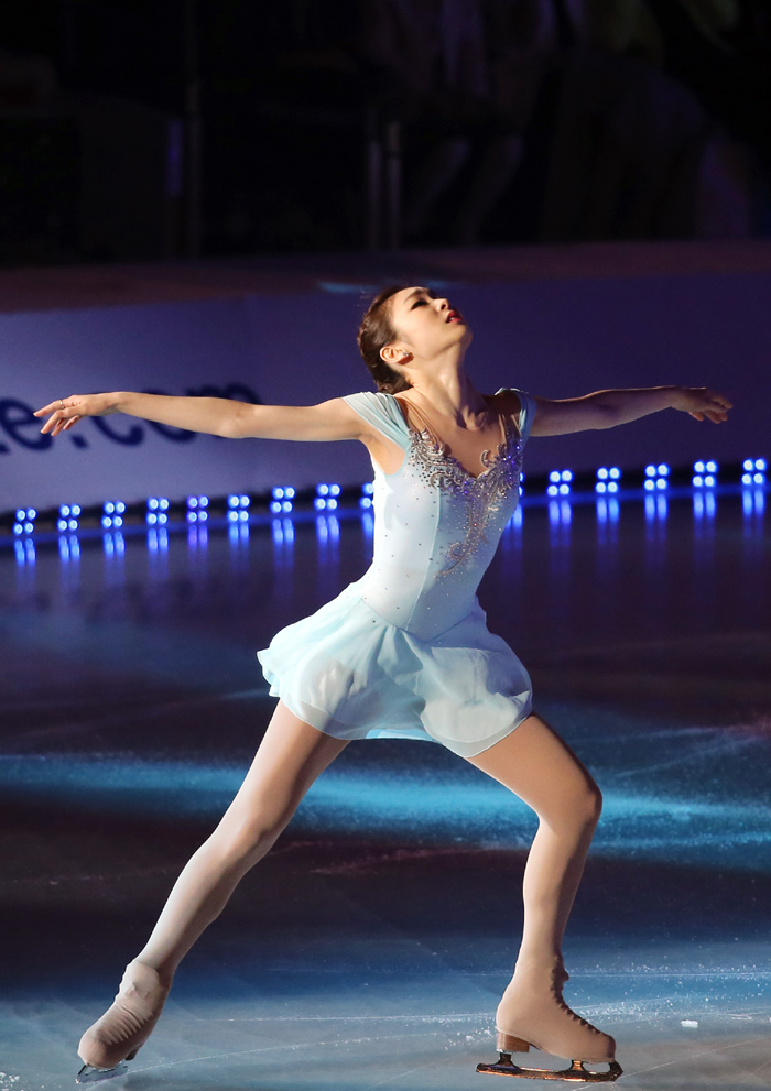‘피겨 여왕’ 김연아가 지난 6일 서울 올림픽공원 체조경기장에서 열린 아이스쇼에서 애니메이션 ‘겨울왕국’의 주제곡 ‘렛잇고’에 맞춰 오프닝 무대를 선보이고 있다. (사진: 연합뉴스)