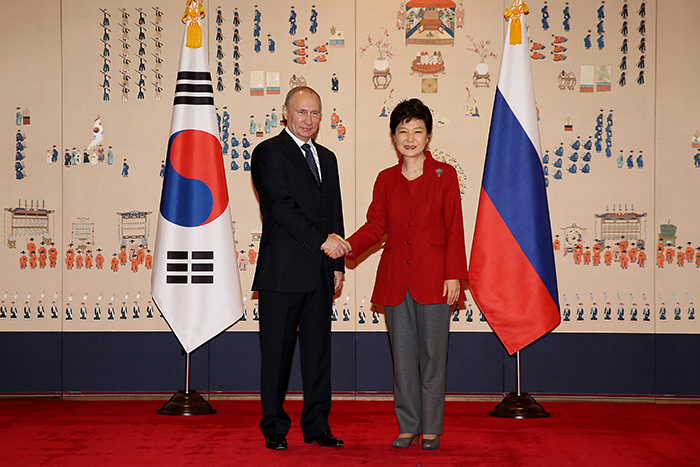 박근혜 대통령이 9월 2~3일 제2차 동방경제포럼(Eastern Economic Forum, EEF) 참석차 러시아를 실무 방문, 블라디미르 푸틴 러시아 대통령과 정상회담을 갖는다. 사진은 지난 2013년 11월 한ㆍ러 정상회담.