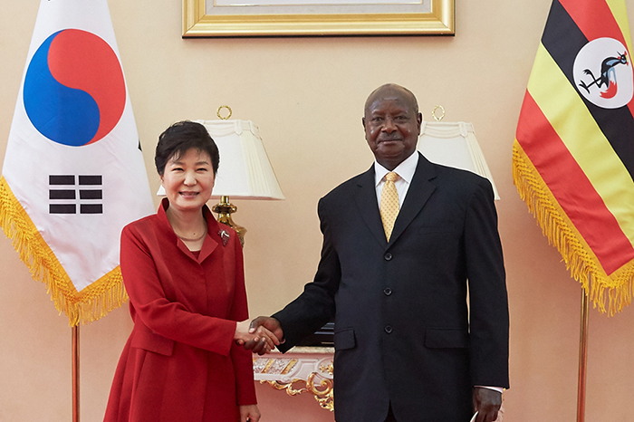 5月29日，韩国总统朴槿惠与乌干达总统约韦里•卡古塔•穆塞韦尼在恩德培举行首脑会谈，得到了乌干达终止与北韩军事合作的承诺。与北韩一直以来保持友好关系的乌干达将以此次首脑会谈为契机，在经济、开发、国防领域与韩国加强合作。