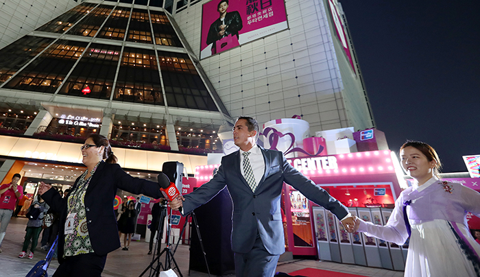 페루 ‘채널 N(Canal N)’의 지노 라파엘 타싸라 피롤라(Gino Rafael Tassra Pirola) 기자가 19일 동대문 ‘투어리스트 이벤트 센터’ 앞에서 ‘한복놀이단’과 함께 강강술래를 하고 있다.