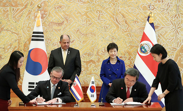 박근혜 대통령과 루이스 기예르모 솔리스 리베라 코스타리카 대통령이 지켜보는 가운데 12일 주영섭 중소기업청장과 마누엘 곤잘레스 산스 코스타리카 외교부 장관이 한국-코스타리카 중소기업 분야 협력 양해각서에 서명을 하고 있다.
