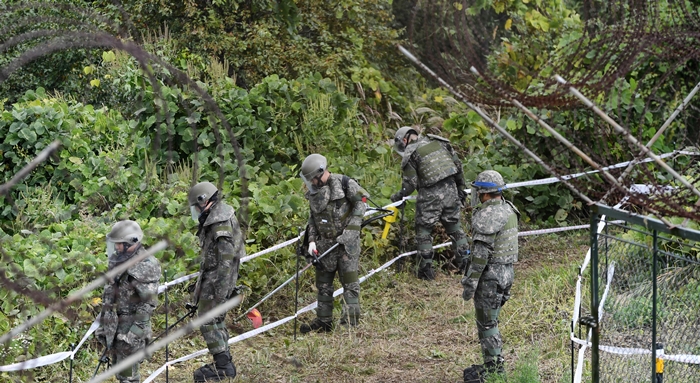 10月2日，陆军5师团非军事区GP中，官兵们正在进行排雷工作。图片来源：国防日报赵容学记者