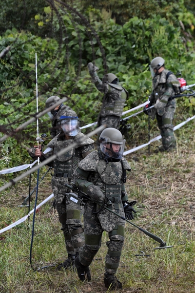 10月2日，陆军官兵们正在江原道铁原非军事区进行排雷工作。图片来源：国防日报赵容学记者