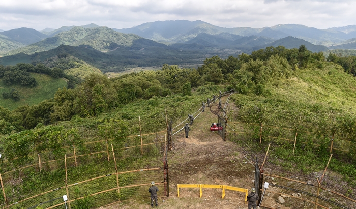 10月2日，在江原道铁原非军事区“箭头山”一带进行的排雷工作现场。图片来源：国防日报赵容学记者