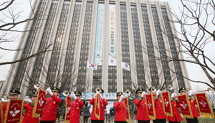 ‘무궁화’에서 ‘태극’으로 도안이 바뀐 새 정부기가 29일 첫 게양된 가운데 해병대 군악대가 축하 연주를 하고 있다. 