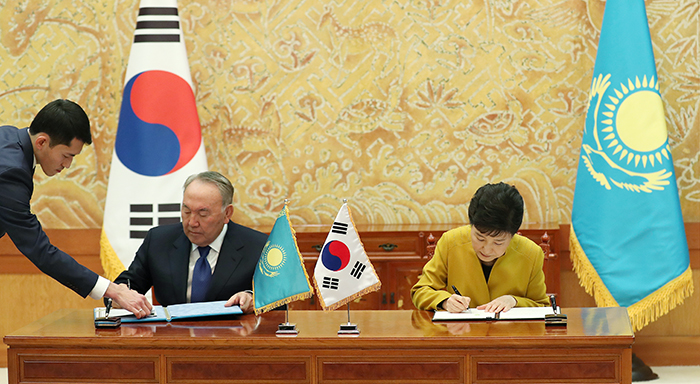 박근혜 대통령과 누르술탄 나자르바예프 카자흐스탄 대통령이 10일 ‘대한민국-카자흐스탄 공화국간 전략적 동반자 관계 심화에 관한 공동선언’에 서명을 하고 있다.