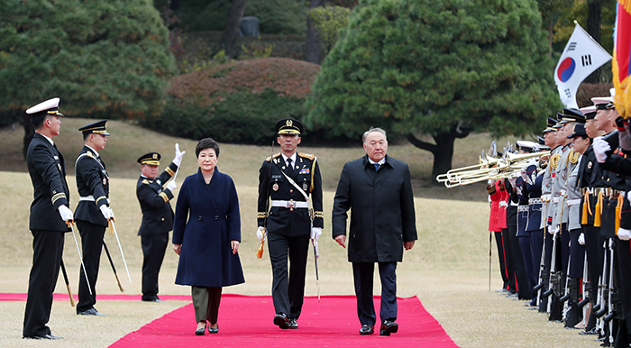 박근혜 대통령이 10일 한국을 국빈방문한 누르술탄 나자르바예프 카자흐스탄 대통령과 함께 청와대에서 의장대 사열을 받고 있다.