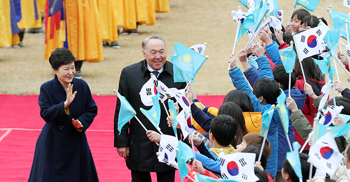 박근혜 대통령과 누르술탄 나자르바예프 카자흐스탄 대통령이 10일 청와대에서 열린 공식환영식에서 양국의 국기를 흔들며 환호하는 아이들과 인사를 나누고 있다.