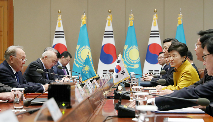 박근혜 대통령이 10일 누르술탄 나자르바예프 대통령과 청와대에서 정상회담을 갖고 있다.