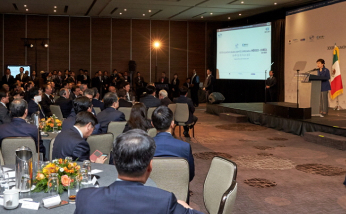 韩国总统朴槿惠于下月初访问伊朗时，有史以来最大规模的经济使节团将与总统同行，为加强两国经济合作做出努力。图为上个月朴总统访问墨西哥时在墨西哥城举行的韩•墨商务论坛。