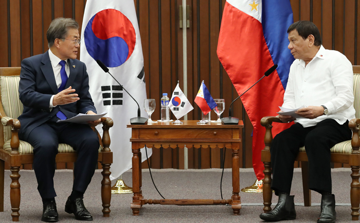 문재인 대통령이 13일(현지시간) 필리핀 마닐라 필리핀국제컨벤션센터(PICC)에서 로드리고 두테르테 필리핀 대통령과 정상회담을 갖고 있다.