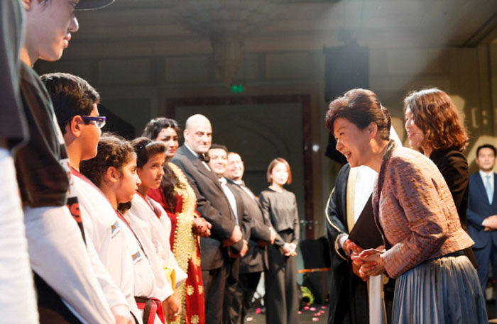 박근혜 대통령이 7일 카타르 도하에서 열린 `’한국-카타르 문화교류의 밤’`행사에서 국기원 시범단과 카타르 왕족 어린이 수련생들이 선보이는 태권도 시범공연 ‘`비상’`을 관람한 뒤 카타르 어린이 시범단을 격려하고 있다.