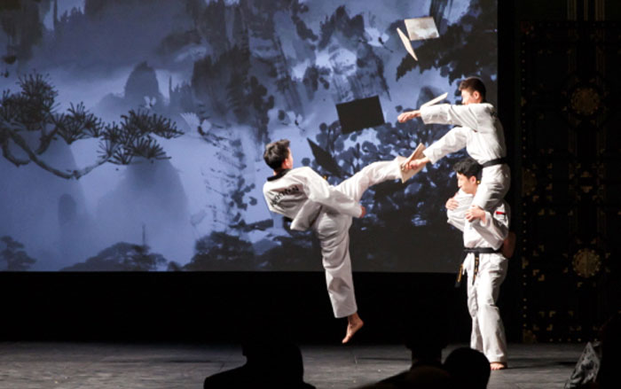 7일 카타르 도하에서 열린 ‘한국-카타르 문화교류의 밤’` 행사에서 국기원 시범단과 카타르 왕족 어린이 수련생들이 태권도 시범공연을 펼치고 있다.