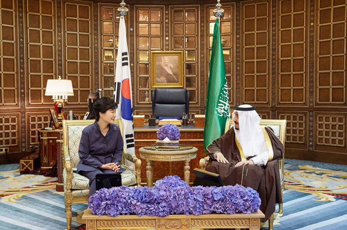 박근혜 대통령이 3일 살만 사우디 국왕과 정상회담을 갖고 양국 상생 발전을 위한 협력 방안에 대해 의견을 나눴다.