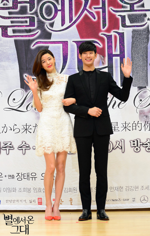 지난해 12월 16일 드라마 ‘별에서 온 그대' 제작발표회에 참석한 배우 전지현(왼쪽)과 김수현 (사진제공: ‘별 그대’ 공식홈페이지)