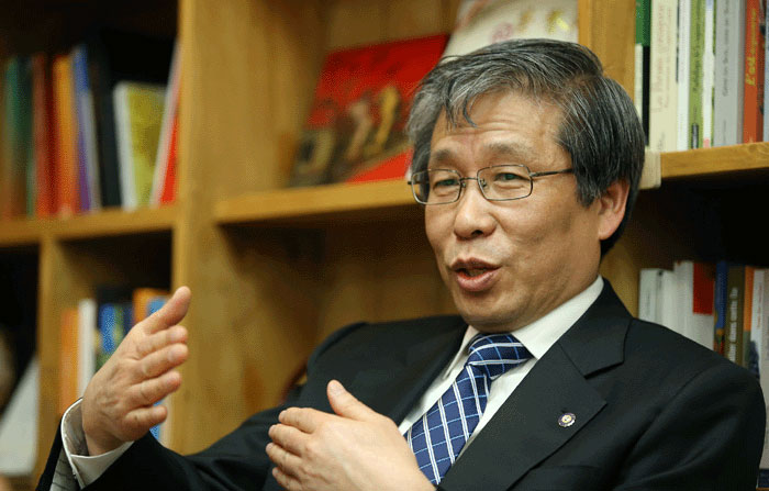 김성곤 원장은 좋은 번역의 조건으로 두 나라 언어와 문화에 다 통달할 것과 문학적인 센스, 문장력을 꼽았다. 