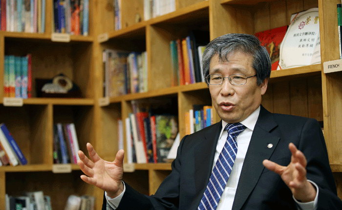 김성곤 한국문학번역원장은 우리 삶 자체를 번역으로 볼 수 있다며 번역의 의미를 설명했다.