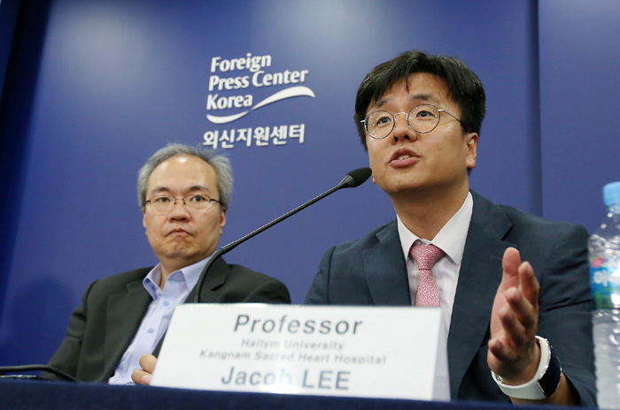 메르스 즉각대응팀의 이재갑 강남성심병원 교수(오른쪽)가 메르스 종식 선언 시점에 대해 설명하고 있다.