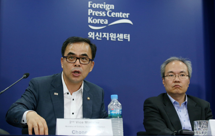 김 종 문체부 2차관(왼쪽)이 메르스가 종식 단계에 진입했다며 정부의 향후 회복 계획을 밝히고 있다.