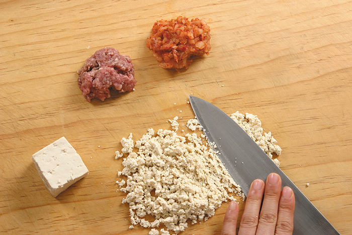 두부, 배추김치 등 재료를 곱게 다져서 물기를 짜서 없앤다. 이때 너무 꼭 짜면 부드럽지 않으므로 주의한다.