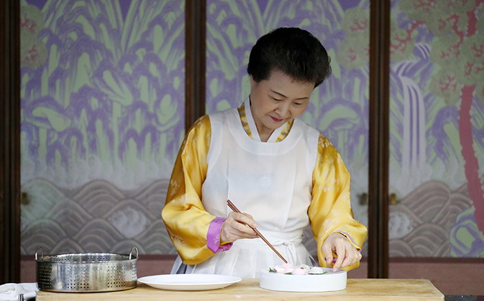 윤숙자 한국전통음식연구소장이 찜기에서 쪄낸 구슬떡을 식힌 뒤 그릇에 담고 있다.