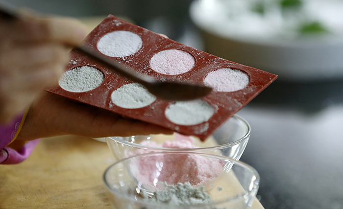 반원 모양의 틀에 3가지 색 쌀가루 양을 차례로 담은 뒤, 레몬잼을 넣고 다시 쌀가루로 채운다. 모양틀이 없다면 일회용 작은 종이컵도 사용 가능하다.