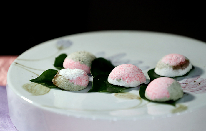 구슬떡은 무지개떡에 잼을 넣어 떡과 잼의 조화를 모두 맛볼 수 있는 메뉴이다.