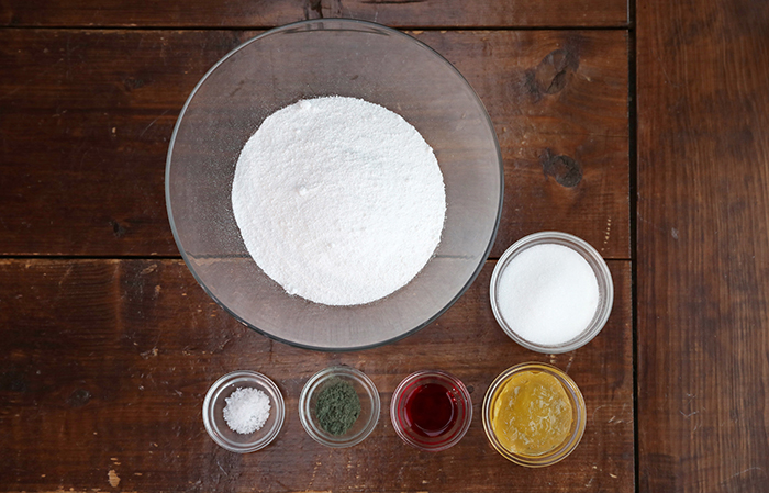 구슬떡의 주 재료인 멥쌀가루, 딸기가루, 쑥가루, 설탕, 소금, 레몬잼.