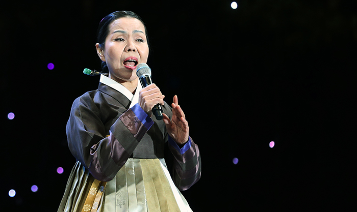 지난해 10월 27일 청와대에서 열린 ‘문화융성의 우리 맛, 우리 멋 아리랑’ 공연에서 ‘아리랑’을 부르고 있는 이춘희 명창. (사진: 전한 기자)
