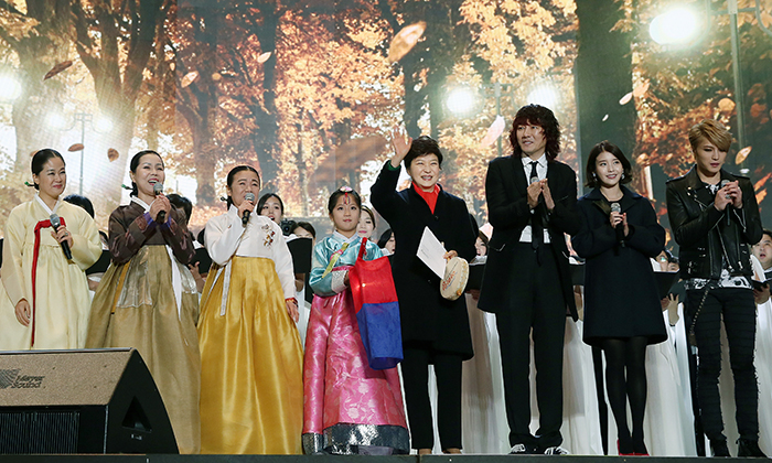 이춘희 명창(왼쪽에서 두 번째)이 지난해 10월 27일 청와대에서 열린 ‘문화융성의 우리 맛, 우리 멋 아리랑’ 공연에 참석해 박근혜 대통령(오른쪽에서 네 번째)와 출연자들과 함께 아리랑을 부르고 있다. (사진: 전한 기자)