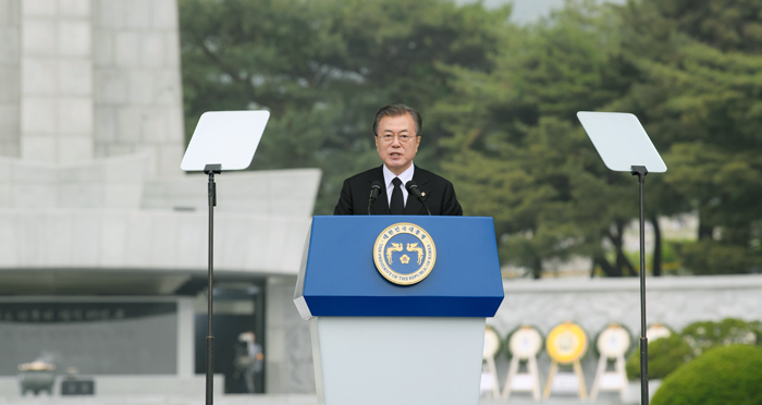 문재인 대통령이 6일 국립서울현충원에서 열린 ‘제64회 현충일 추념식’에서 추념사를 하고 있다.