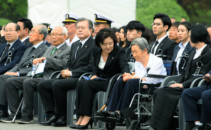 ‘제64회 현충일 추념식’이 6일 국립서울현충원에서 열린 가운데 김정숙 여사(왼쪽에서 다섯 번째)가 한국전쟁에서 전사한 학도병 고(故) 성복환 일병의 부인 김차희 여사(93)를 위로하고 있다.