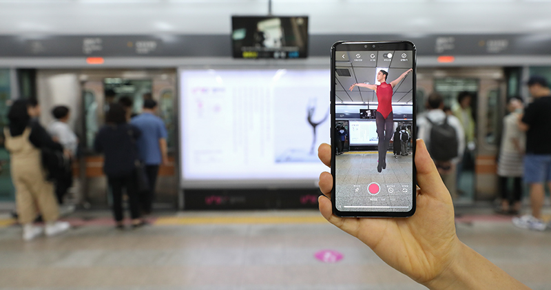 地铁6号线奉化山方向孔德站地铁玻璃门上设置的作品。韩宣网记者金淳株 摄