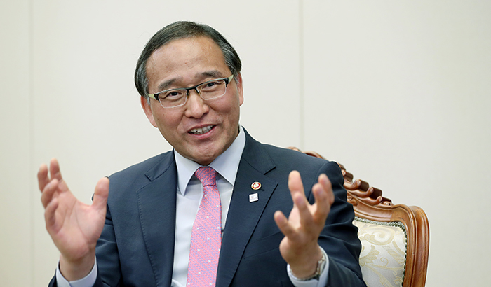 洪长官说：“没有考虑对方国社会环境的合作是没用的。韩国在过去也经受不少失败，但通过公共行政上的合作，在分享了成功、失败、反省和教训。”