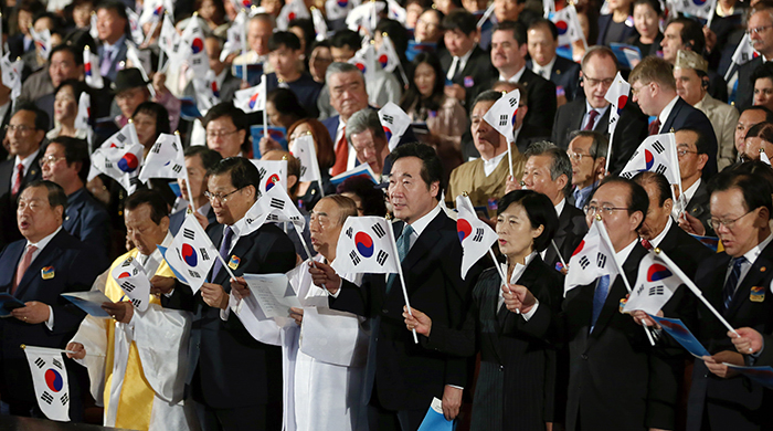 去年10月3日，韩国国务总理李洛渊在首尔世宗文化会馆召开的开天节庆祝仪式上正在与出席者们齐唱开天节歌曲。图片来源：韩宣网DB