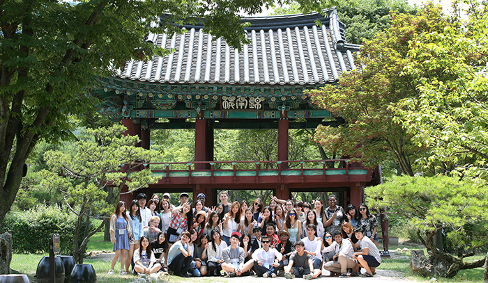 5일 ‘2015 청춘인문 논(論)장판’의 마지막 일정이었던 청풍문화제단지 탐방을 마친 참가자들이 환하게 웃으며 기념촬영을 하고 있다. 