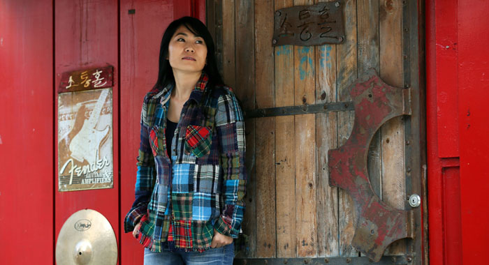 서울 마포구에서 직접 운영해온 소극장 ‘소통홀’ 앞에서. 그는 6년간 이곳에서 공연을 열며 팬들과 교감해 오고 있다. 