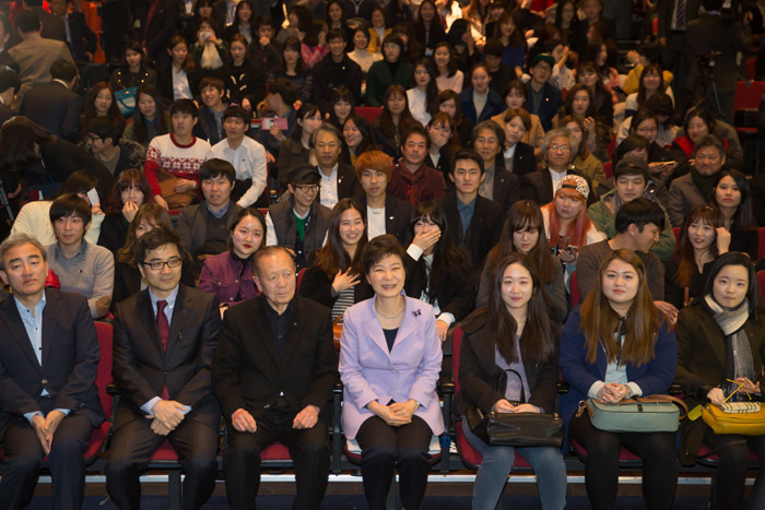 박근혜 대통령(앞줄 가운데)이 26일 ‘문화가 있는 날’을 맞아 유진룡 문화체육관광부 장관(왼쪽), 김동호 문화융성위원장(왼쪽에서 세번째) 등과 창작뮤지컬 ‘김종욱 찾기’를 감상하고 있다. (사진: 청와대)