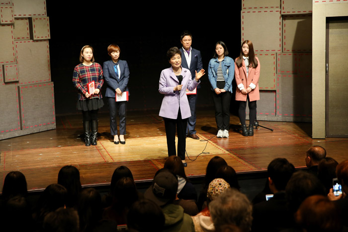 박근혜 대통령(가운데)이 26일 ‘문화가 있는 날’을 맞아 창작뮤지컬 ‘김종욱 찾기’를 감상하고 인사말하고 있다. (사진: 청와대)