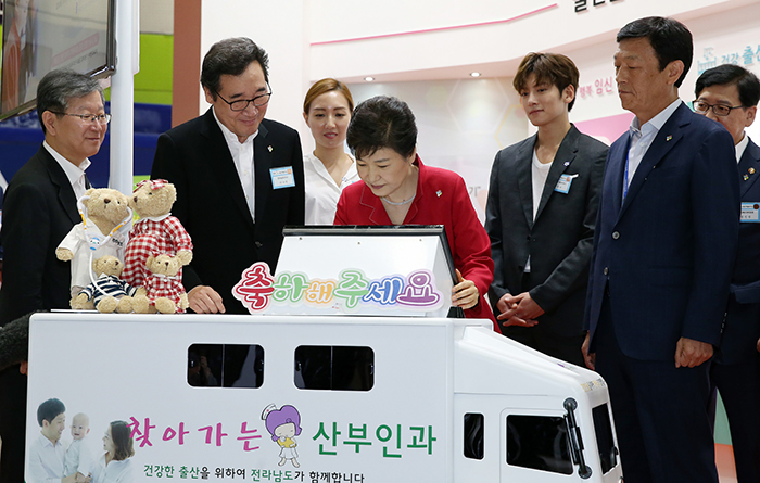 朴总统在政府3.0国民体验场上写着给新生儿的祝福语。