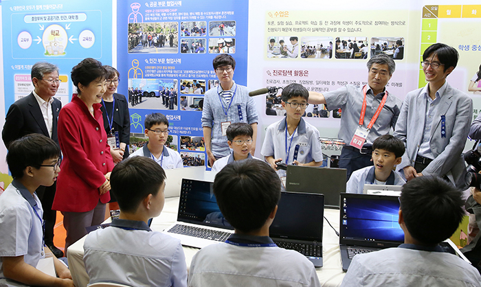 朴总统在政府3.0国民体验场上与大清初中学校遥控飞机社团学生谈话。