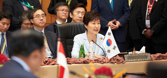 朴槿惠总统将参加2016年9月7日在老挝万象举行的“第18届韩国-东盟(ASEAN)峰会。图为去年11月23日在马来西亚吉隆坡召开的韩国-东盟(ASEAN)峰会上发言的朴槿惠总统。